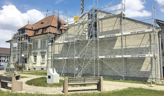 Hallwil: Während die Kinder Ferien machen, arbeiten die Maler am Schulhaus