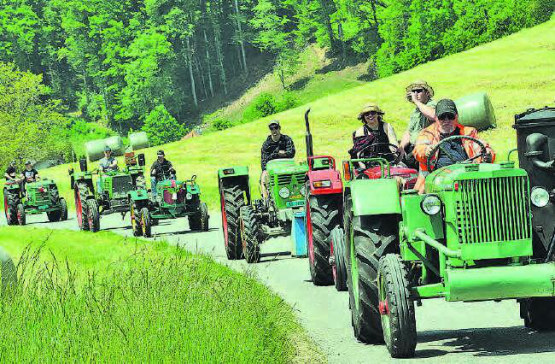 Aufstieg durch die Weihern auf den Benkelpass: Die gute Laune fuhr offensichtlich mit. (Bilder: st.)