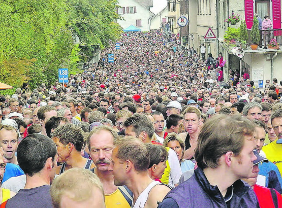 Das bekannte «Gesicht» desHallwilerseelaufs: Vor dem Start füllt sich die Beinwiler Häsigasse mit hunderten von Läuferinnen und Läufern, wie hier vor 15 Jahren. (Archivbild: mars.)
