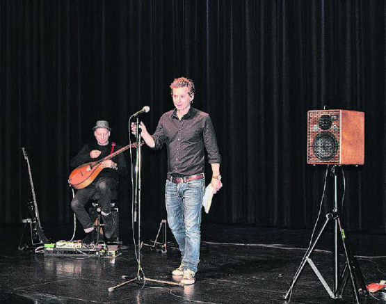 Der Grunge machte Arno Camenischs Lesung zum Konzert. (Bild: grh)