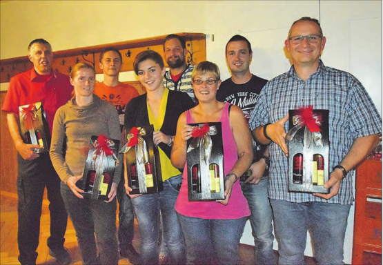 Die Feuerwehr Rued setzt auf ein konstantes Team: Jubilieren konnten immerhin elf Mitglieder für zehn bis 25 Jahre. (Bilder: st.)