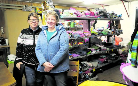 An der Holzikerstrasse 16 in Schöftland: Jolanda Fretz (rechts) und Esther Longo bieten auch Kinderkleider und Spielsachen in der Brockenstube an. Für Bedürftige gratis, für alle anderen zum kleinen Preis. (Bild: rc.)