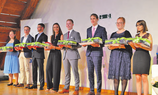 Für herausragende Leistungen geehrt: Im Rang M-Profil und BM2 (v. l. n. r.) Sarah Woodtli (Note 5.5, Bertschi AG, Dürrenäsch), Bryan Koch (Note 5.4, BM2, Bettwil), Lionel Marclay (Note 5.3, BM2, Untersiggenthal), Julia Zehnder (Note 5.3, BM2, Suhr), Dominic Rode (Note 5.3, BM2, Fahrwangen), Yves Widmer (Note 5.3, Hypothekarbank Lenzburg AG, Lenzburg), Karin Jakob (Note 5.3, Hypothekarbank Lenzburg AG, Lenzburg), Alina Seline Lüscher (Note 5.3, Kanton Aargau, Staatsanwaltschaft, Lenzburg). (Bilder: zVg.)