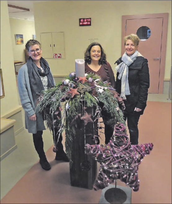 Monika Zimmermann, Leitung der Institution, hat sich sehr gefreut und schätzt diese wunderbare Geste. Übergeben wurde das Adventsgesteck von den Brockimitarbeiterinnen Michèle Hintermann und Katrin Blaser. (Bild: zVg.)