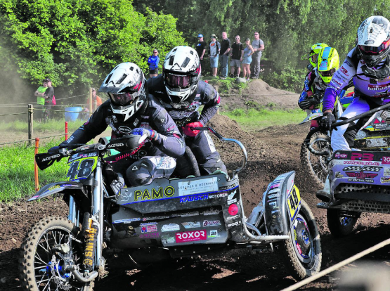 Voller Körpereinsatz: Motocross Team 48 Bolliger/Leutwyler. (Bilder: dr.)