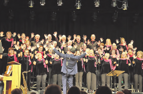 Bewegend im wahrsten Sinne des Wortes: Voices of Joy forderten an ihrer Premiere nicht nur zum Mitsingen auf. (Bild: zVg.)