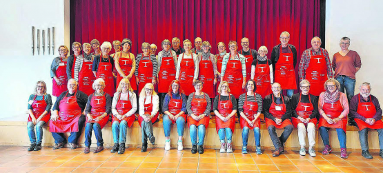 Das fast komplette «Tischlein deck dich»-Team der Abgabestelle Reinach Menziken. Die Freiwilligenarbeit bewirkt Gutes, indem von Armut betroffenen Menschen geholfen und «food waste» vermieden wird. (Bild: zVg.)