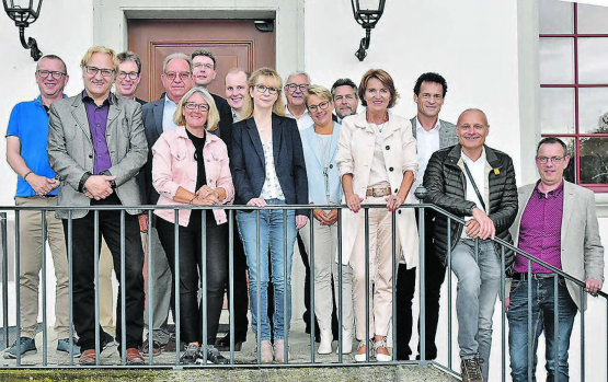 Fürs Gruppenfoto eignet sich die Schlosstreppe am besten: Niklaus Boss,Teufenthal, Martin Goldenberger, Schlossrued, Rolf Buchser, Schöftland, Peter Lenzin, Beinwil am See, Janine Murer, Leimbach, Regierungsrat Dieter Egli, Lukas Spirgi, Leutwil, Jacqueline Hausmann, Holziken, Martin Widmer, Impuls aargauSüd, Lis Lüthi, Regionalverband Suhrental, Roger Schmid, Oberkulm, Renate Gautschy, Gontenschwil, Peter Walz, Gemeindeschreiber Reinach, Daniel Heggli, Zetzwil und Josef Willi, Dürrenäsch (v.l.n.r.) (Bilder aw.)