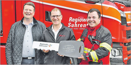 Eine symbolische Schüsselübergabe musste sein (v.l.): Gemeinderat und Präsident der Feuerwehrkommission Daniel Wehrli, Stefan Hodel vom Fahrzeughersteller Vogt AG und Kommandant David Rickenbach. (Bilder: aw.)
