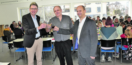 Stiessen auf das neue Jahr an: Dieter Egli, Herbert Räbmatter und Markus Gabriel. (Bild: aw.)