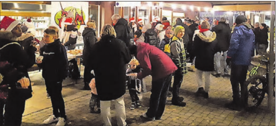 Feierliche Stimmung: Jugendkommission, die Jugendarbeit und das Schülerparlament präsentierten ihr Adventsfenster. (Bild: zVg.)