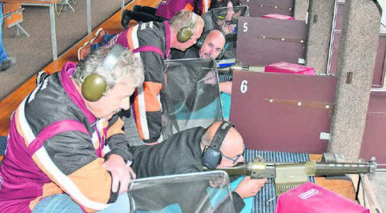 Macht sich zum Schiessen parat: Der Schöftler Gemeindeammann Thomas Buchschacher (Mitte). (Bilder: aw.)