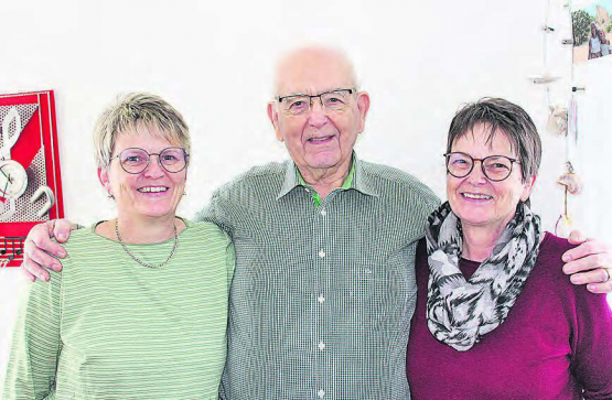 Gratulation zum 90. Geburtstag: Der Jubilar Theo Schwarzentruber mit zwei seiner Töchter, Heidy Häfliger und Ruth Troxler. (Bild: zVg.)