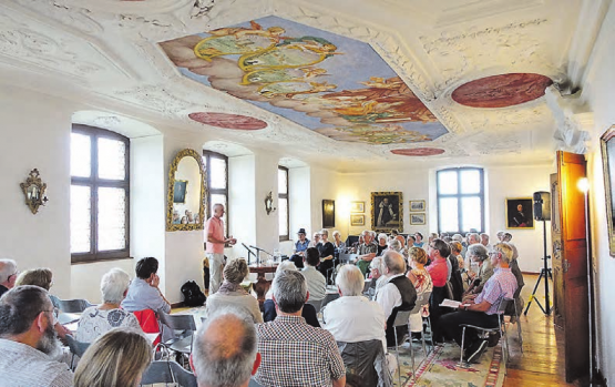 Vor interessierter Zuhörerschaft am Seetaler Poesiesommer auf Schloss Heidegg: Walter Arnold liest im Dialekt von Airolo Kalevala in klingender Übersetzung.