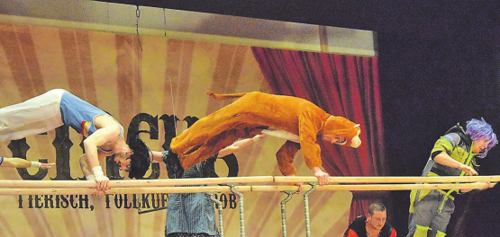 In der Mehrzweckhalle Walde tanzt der Bär im wahrsten Sinne des Wortes: Wohl kaum einer wusste, welch akrobatische Leistungen in diesem behäbigen Tier stecken. (Bilder: st.)