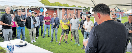 «Wir haben unsere 90 mal 60 Meter!» Martin Hintermann, Präsident des FC Böju, begrüsst die Gäste zur Wiedereröffnung des Fussballplatzes. (Bilder: msu.)