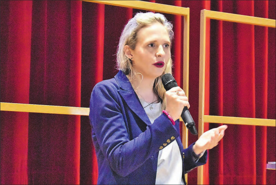 Bewegende Geschichten: Luzia Tschirky berichtete im Gemeindesaal Menziken von ihren Erlebnissen als Kriegsreporterin in der Ukraine. (Bild: hg.)