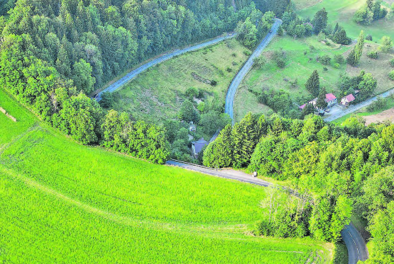 Eine markante Haarnadelkurve auf Unterkulmer Seite der Böhler-Passstrasse ist der sogenannte Präsidentenrank (hinten). (Bild: ama)