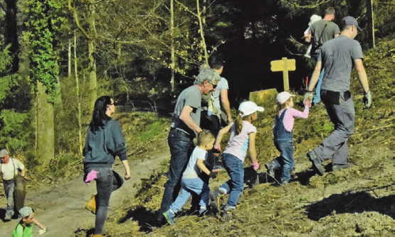 Noch ist das richtige Loch nicht gefunden: Sorgfältig wird der Ort angepeilt, wo die Bäumchen gepflanzt werden sollen.