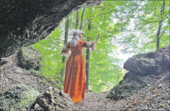 Brigitte Wyss, die Darstellerin des Hügelimeitlis spielte mit dem Kammerorchester Schöftland in der Aula Bezirkschulhaus. (Bild: Juliana Villiger)