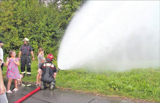 Eindrückliche Wasserfontäne aus dem Wasserwerfer. (Bilder: rms)