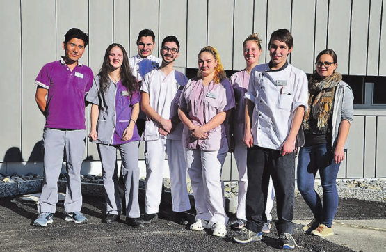 Gruppenbild mit den Lernenden: Das Alterszentrum Mittleres Wynental bietet den Jugendlichen interessante Lehrplätze in verschiedenen Berufen an. (Bilder: zVg.)