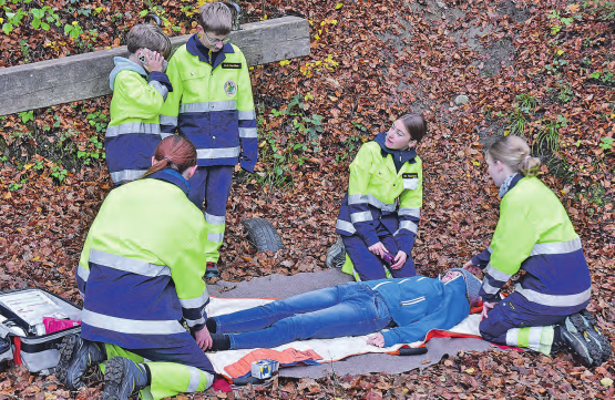 Unfall am Waldrand: Die Jugendfeuerwehr versorgt eine Patientin mit gebrochenen Beinen und macht sie transportfähig. (Bild: aw.)