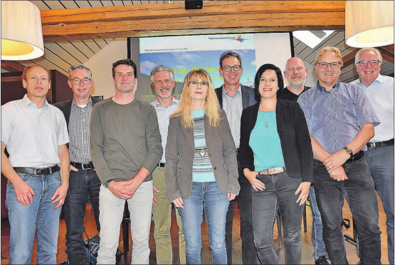 Der Vorstand des Regionalverbands Suhrental setzt sich neu aus zehn Mitgliedern zusammen, v. l. Patric Jakob (Wiliberg), Uwe Matthiessen (Reitnau), Max Hauri-Kalt (Staffelbach), Daniel Dätwyler (Moosleerau) in Vertretung von Andreas Keller, Jacqueline Hausmann (Holziken), RVS-Präsident Rolf Buchser (Schöftland), Marliese Loosli (Schmiedrued-Walde), Erich Hunziker (Kirchleerau), Martin Goldenberger (Schlossrued), Vizepräsident Markus Goldenberger (Hirschthal). (Bild aw.)