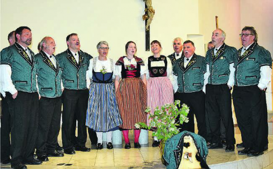 Mit «Brunos leerem Stuhl im Vordergrund: Der Jodlerklub Echo Reitnau am Gedenkkonzert für das älteste Mitglied Bruno Werfeli. (Bilder: st.)