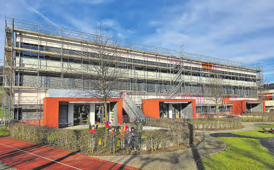 Die Aufstockung des Rickenbacher Kindergartengebäudes geht zügig voran. (Bilder: zVg.)