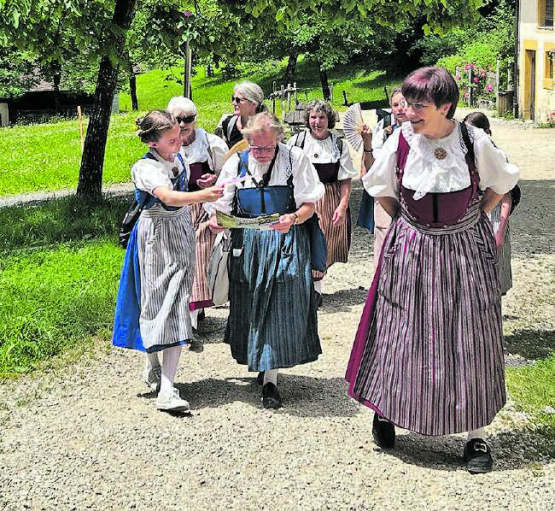 Wenn die Mitglieder der Trachtengruppe reisen, lacht der Himmel. So geschehen auf dem Ballenberg. (Bild: zVg.)