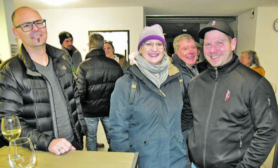 Seit Mitte des letzten Jahres in Moosleerau: Corinne und Sven Sittmann erwarben eine Liegenschaft, links Gemeindeammann Lorenz Uebelhart, dazwischen Vizeammann Christoph Fischer. (Bild: aw.)