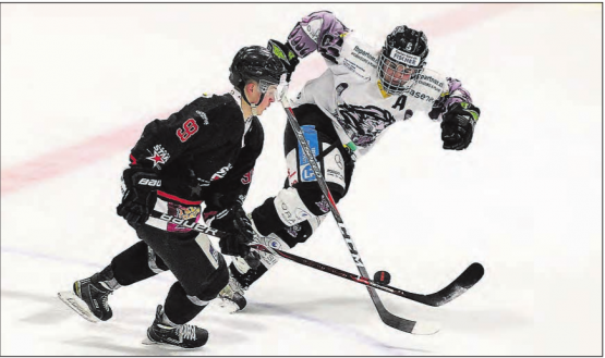 Schoss den Reinacher Ehrentreffer: Thomas Fehlmann (am Puck) im Duell gegen Nick Hartmann (l.). (Bild: Otto Lüscher)
