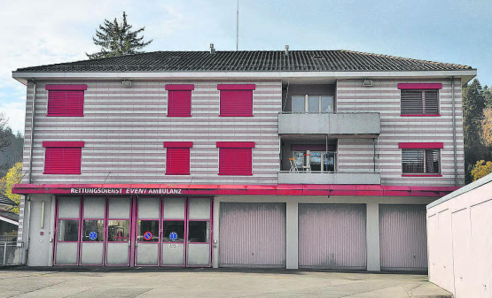 Der Gemeinderat Oberkulm will die Liegenschaft Dorfstrasse 11, wo einst das Feuerwehrmagazin untergebracht war, verkaufen, um finanzielle Mittel für die Schaffung von zusätzlichem Schulraum zu haben. (Bild: hg.)