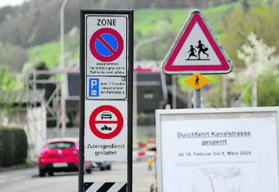 Kanalstrasse: Die Fahrverbotstafel wurde diese Woche aufgestellt. (Bild: rc.)