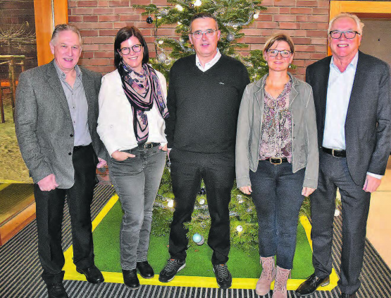 Der Gemeinderat Hirschthal senkte den Steuerfuss auf 100 Prozent: Uwe Essinger, Livia Hofmeier, Jost Waldispühl (Vizeammann), Irene Bärtschi (Gemeindeamman) und Markus Goldenberger. (Bilder: aw.)