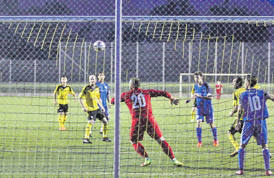 88. Minute, 4:3 – in nur 13 Minuten hat der FC Gränichen das Spiel gedreht. Das entscheidende Tor aus der Perspektive jener Zuschauer, die Schutz unter den Regenschirmen suchten. (Bilder: rc.)