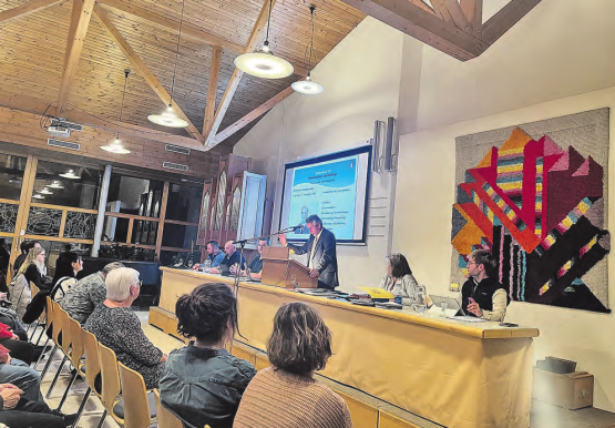 Gemeindeammann Roger Schmid verabschiedet den Gemeinderat Michael Wächter. (Bild: Dominique Rubin)