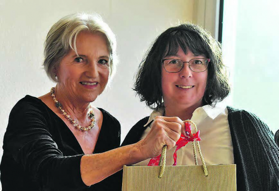 Überbrachten den Gontenschwilern die Neujahrswünsche: Gemeindeammann Renate Gautschy (links) und Karin Dätwyler, Präsidentin der Kultukommission. (Bilder: hg.)