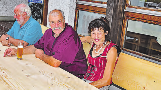 Der rustikale Tisch neben dem Restauranteingang bürgt für bodenständige Küche: Nach dem Gästeansturm am 1. August gönnt sich Restaurantchef Oskar Urech eine kleine Erfrischung, Heidi Mosimann rechts neben ihm. (Bild: aw.)
