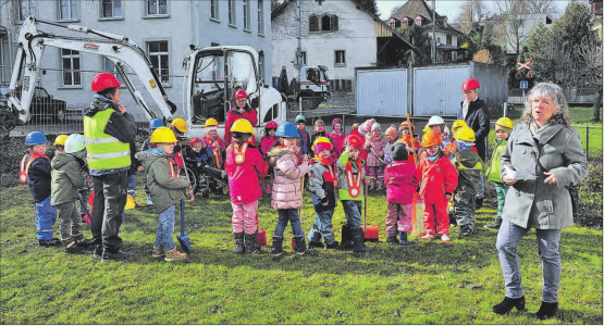 Spatenstich für den neuen Doppelkindergarten in Beinwil am See: Ein Freudentag auch für Gemeinderätin Jacqueline Widmer (rechts). (Bilder: msu.)