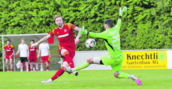 Nach mehreren Chancen in der zweiten Halbzeit kommt Jakob Johannsmeier kurz vor Schluss an Besa- Torhüter Ilias Tebib vorbei und trifft zum 1:0. (Bild: Otto Lüscher)