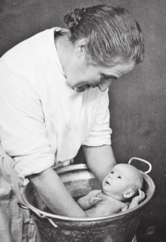 Bei Ihrer langjährigen Tätigkeit als Hebamme hat Elsie Wirz über 4000 Kindern auf die Welt geholfen und kümmerte sich um das Wohlergehen der Erwachsenen