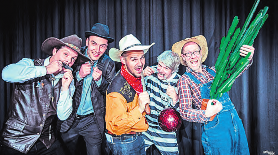 Hilfssheriff Tom alias Bruno Maurer (Mitte). Er und seine Freunde unterhalten Gross und Klein im Kubus Rickenbach. (Bild: zVg.)