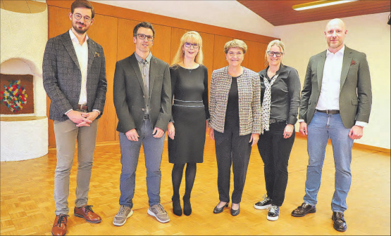 Hoher Besuch im Gemeindehaus Holziken. Von links zu erkennen: Gemeindeschreiber Marco Bieri, Gemeinderat Lukas Treier, Gemeindeammann Jacqueline Hausmann, Bundesrätin Viola Amherd, Gemeinderätin Uschi Dätwyler und Gemeinderat Raphael Borer. (Bilder. rc.)