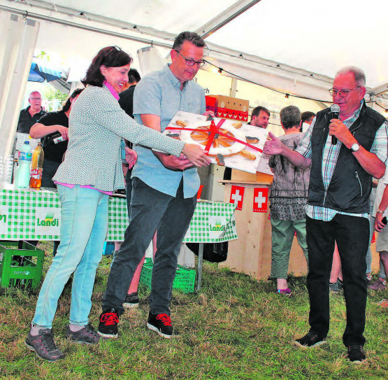 Ein Geschenk der leckeren Art: Gemeindeschreiberin Sonja Schönberger und Peter Lenzin (rechts) überreichten Martin Grütter «sein» Steuerrad. (Bilder: grh)