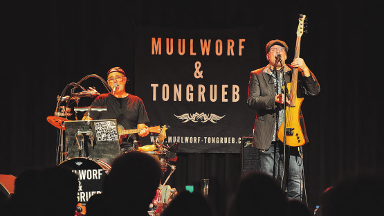 Muulwurf (Franz Amrein, links) und Tongrueb (Nicolas Mieg) servierten ihrem Publikum abwechslungsreich wahre Geschichten und erfundene Wahrheiten. (Bild: Sepp Stocker)