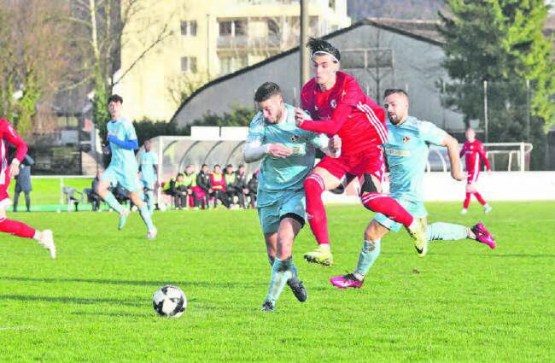 Unterschiedliche Stimmungslagen: Der Zofinger Mihailo Mijatovic im roten Dress überrennt Gianni Barile, der später am Abend eine zweite gelbe Karte kassiert und vom Platz fliegt. Bild: Otto Lüscher)
