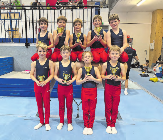 Dürfen sich über einen erfreulichen letzten Saisonwettkampf freuen: hinten v.l: Marc Gautschi, Severin Loser, Aaron Felix, Noah Rademaker, Kuno Akermann und vorne v.l: Yanis Pfenniger, Luc Holliger, Jamy Schaller, Leonhard Weber. (Bilder: zVg.)