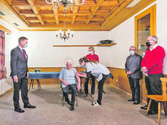 Erste Impfung gegen das Coronavirus im Kanton Aargau: Agatha Baumann im Pflegeheim Auhof in in Au-Veltheim. Gesundheitsdirektor Jean-Pierre Gallati (l.) war vor Ort. (Bild: zVg.)